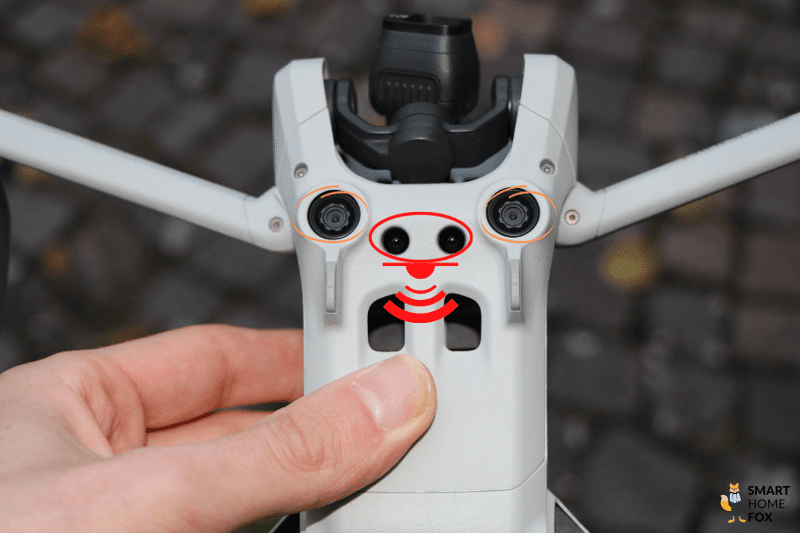 Die Hindernissensoren und Infrarotmodule auf der Unterseite der DJI Mini 3 Pro.